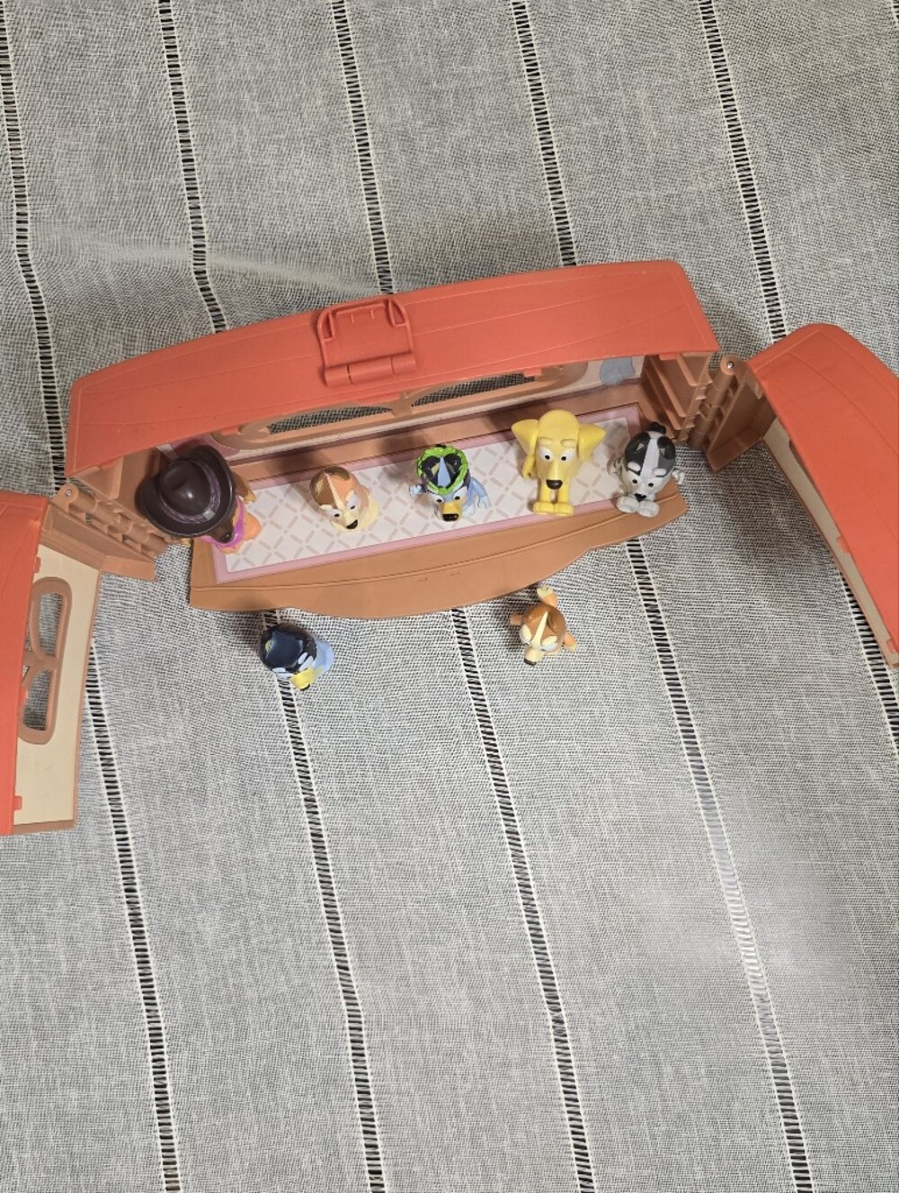 Bluey School Friends  Calypso's School Playset, 2.5-3" Posable Whit 7 Figures - Picture 9 of 13